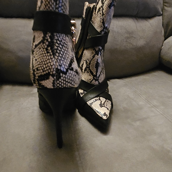 EVERYTHING MUST GO! NWOT / ShoeDazzle Sexy Tan & Black Snakeskin Booties / Sz 9 - Picture 10 of 10